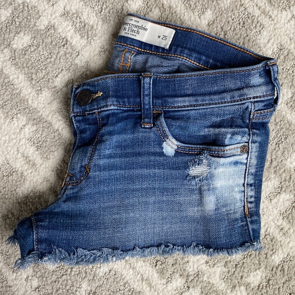 •Abercrombie & Fitch• Distressed Low-Rise Jean Shorts - Picture 3 of 11